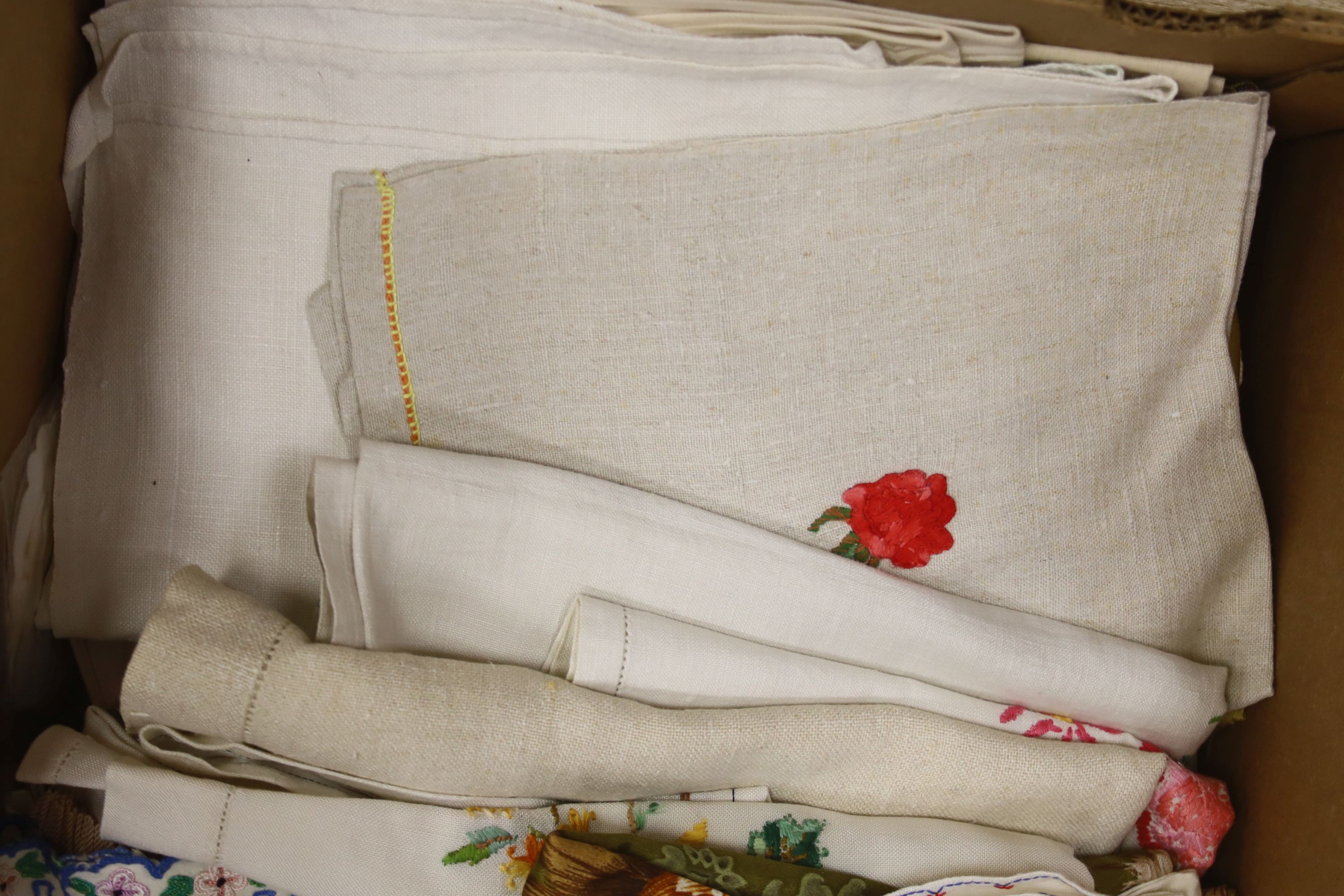 A quantity of vintage linen and lace